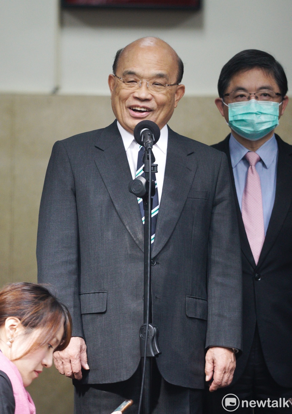 行政院長蘇貞昌在立院議場外受訪。 圖：張良一/攝