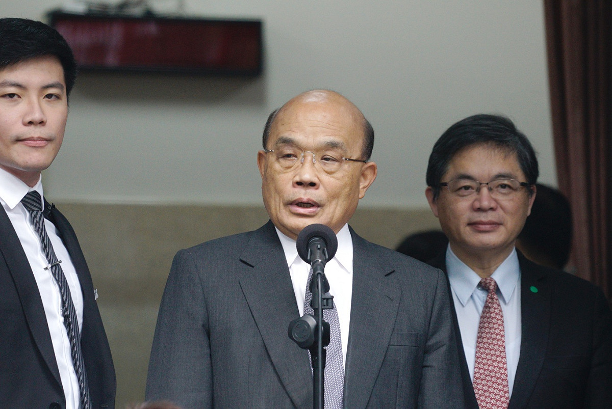 行政院長蘇貞昌在立法院議場外受訪。 圖：張良一/攝