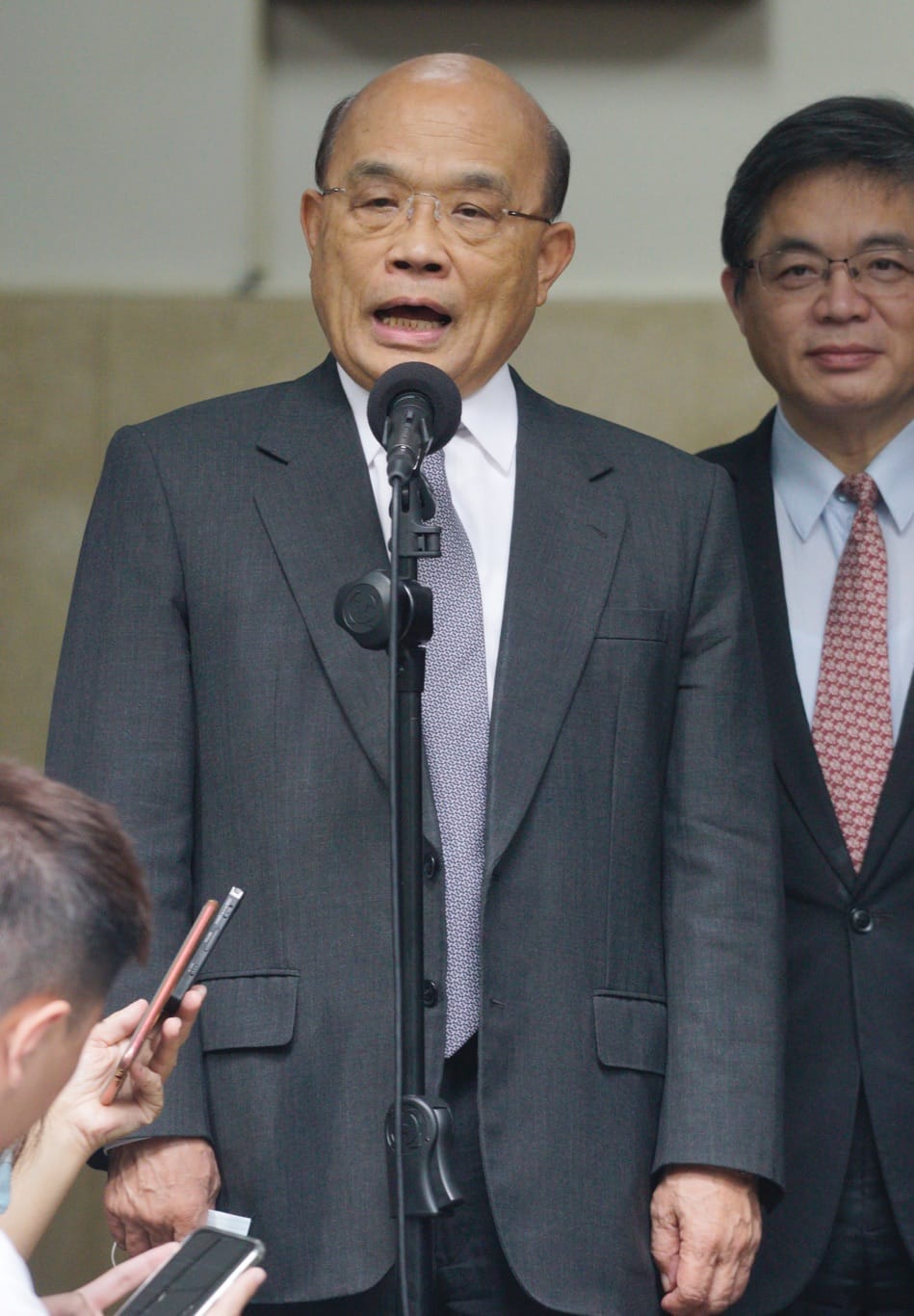 行政院長蘇貞昌在立法院議場外受訪。 圖：張良一/攝