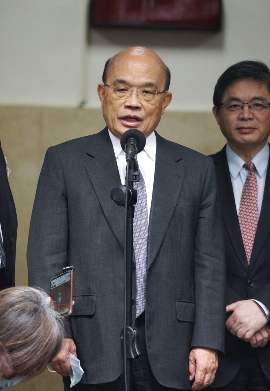 行政院長蘇貞昌在立法院議場外受訪。 圖：張良一/攝