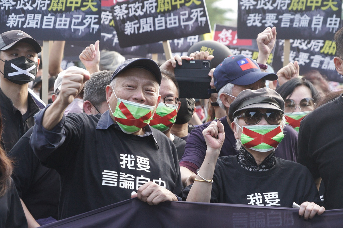 旺集團董事長蔡衍明與聯合報發行人王效蘭罕見同台，兩人現身秋鬥遊行中，捍衛言論自由。 圖：張良一/攝