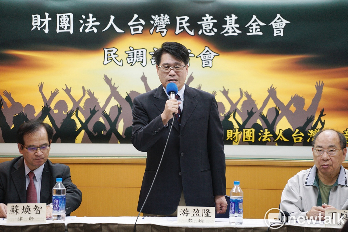 台灣民意基金會董事長游盈隆今（24） 日召開11月民調記者會。 圖：張良一/攝