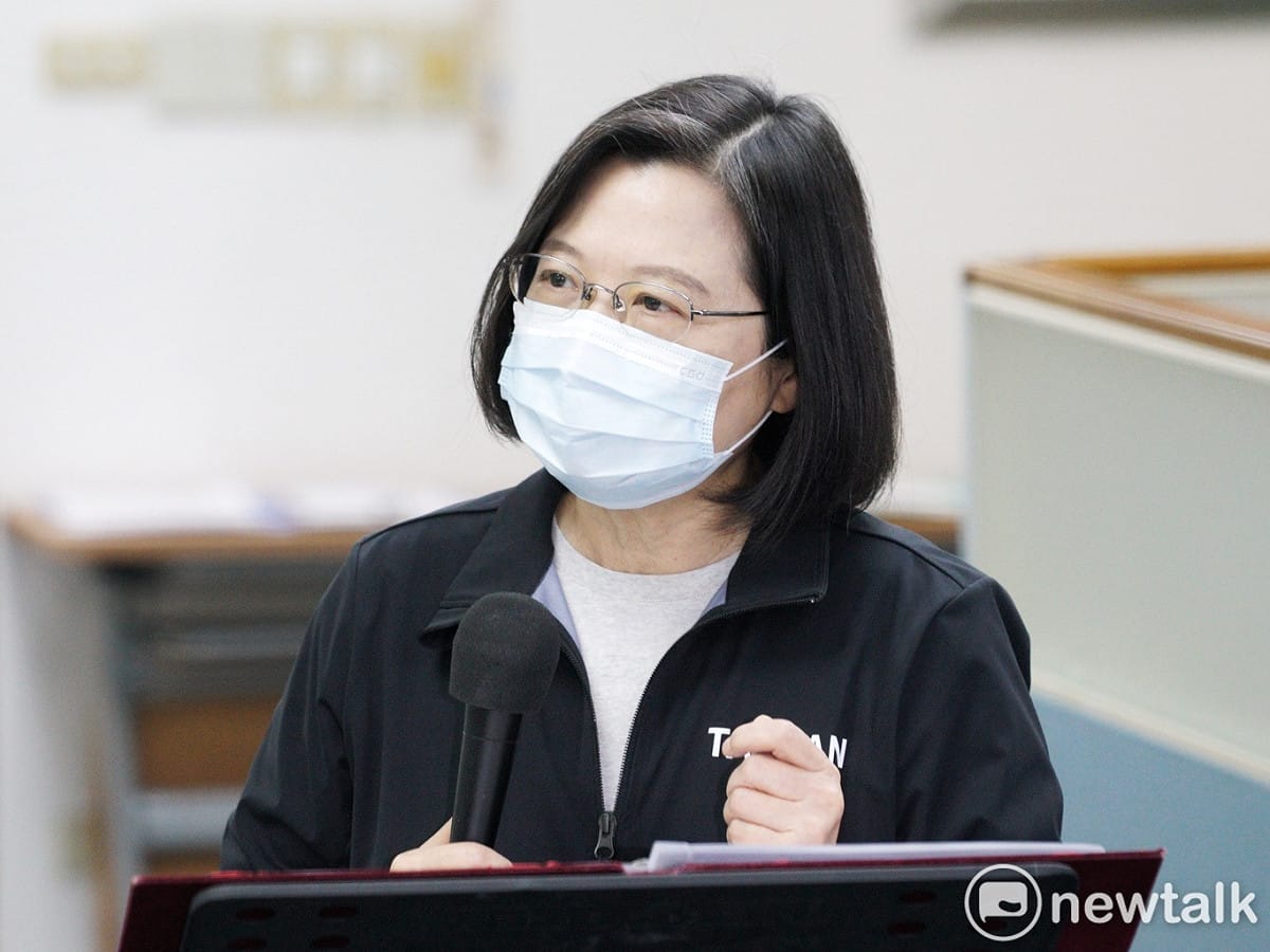 身兼民進黨主席的總統蔡英文在主持中常會前發表談話。 圖：張良一/攝