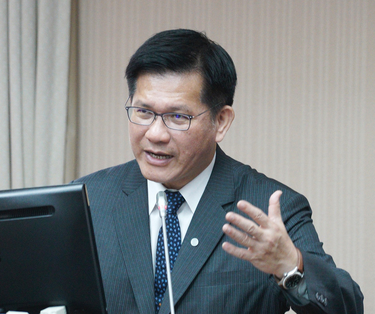 交通部長林佳龍今在立院罕見動怒，對於台鐵列車長趴地開車門一事，他認為媒體畫面並非常態，希望外界能尊重專業。 圖：張良一/攝