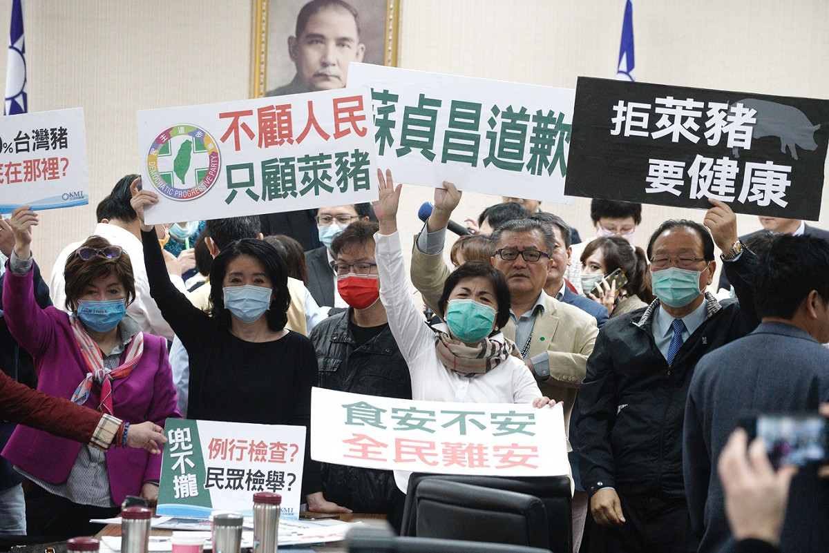 立法院經濟委員會今早審查美萊豬相關議案，國民黨立委反對全案停止討論送出委員會。 圖：張良一/攝