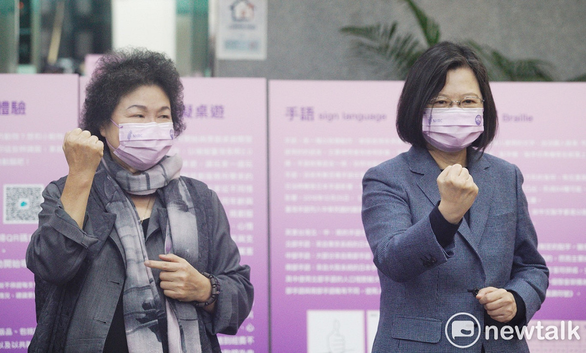 總統蔡英文在監察院長陳菊的陪同下，出席「台灣人權阿普貴(Upgrade)活動」。 圖：張良一/攝