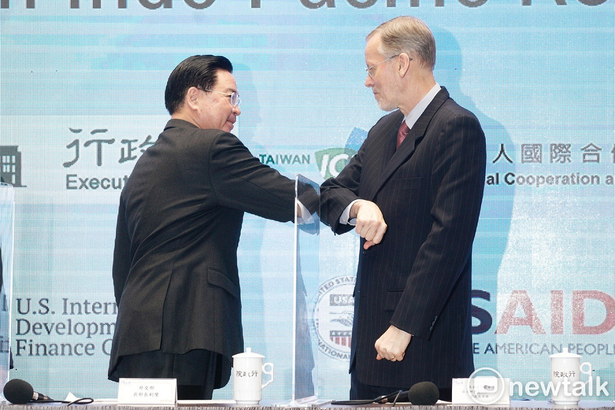 外交部長吳釗燮、美國在台協會台北辦事處處長酈英傑出席「臺美在印太地區的合作：婦女生計債券」記者會。 圖：張良一/攝