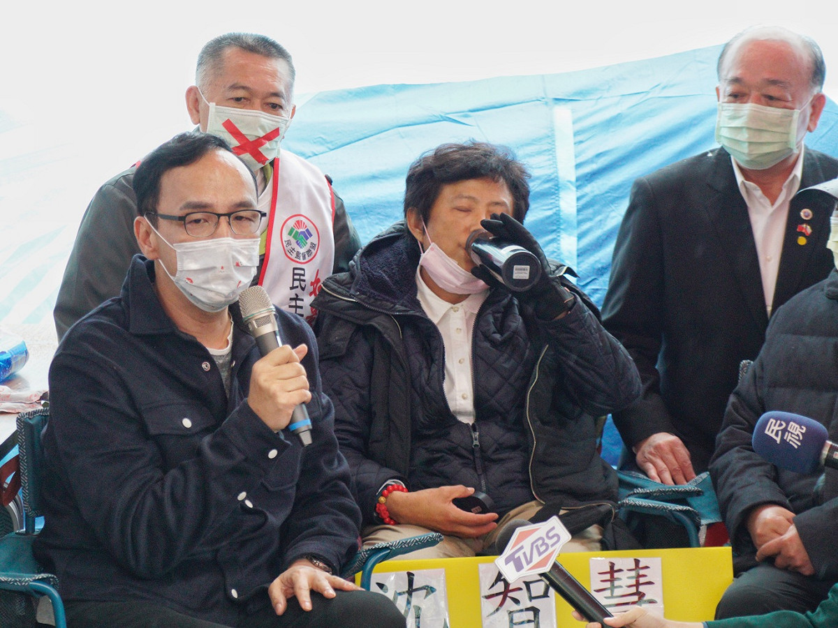 在寒風細雨中絕食的國民黨立委沈智慧喝水暖暖身子。 圖：張良一/攝