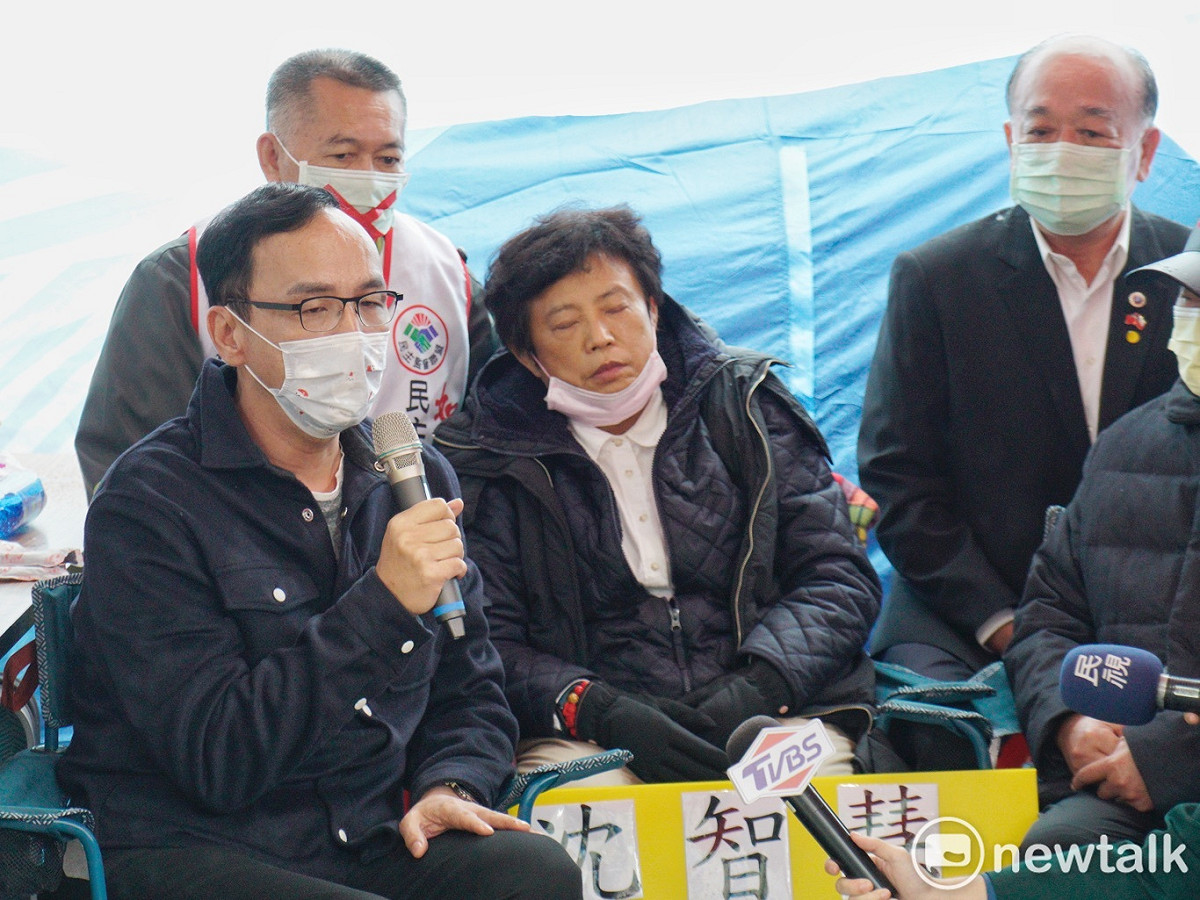國民黨前主席朱立倫前往立法院大門口探望絕食中的國民黨前立委沈智慧。 圖：張良一/攝