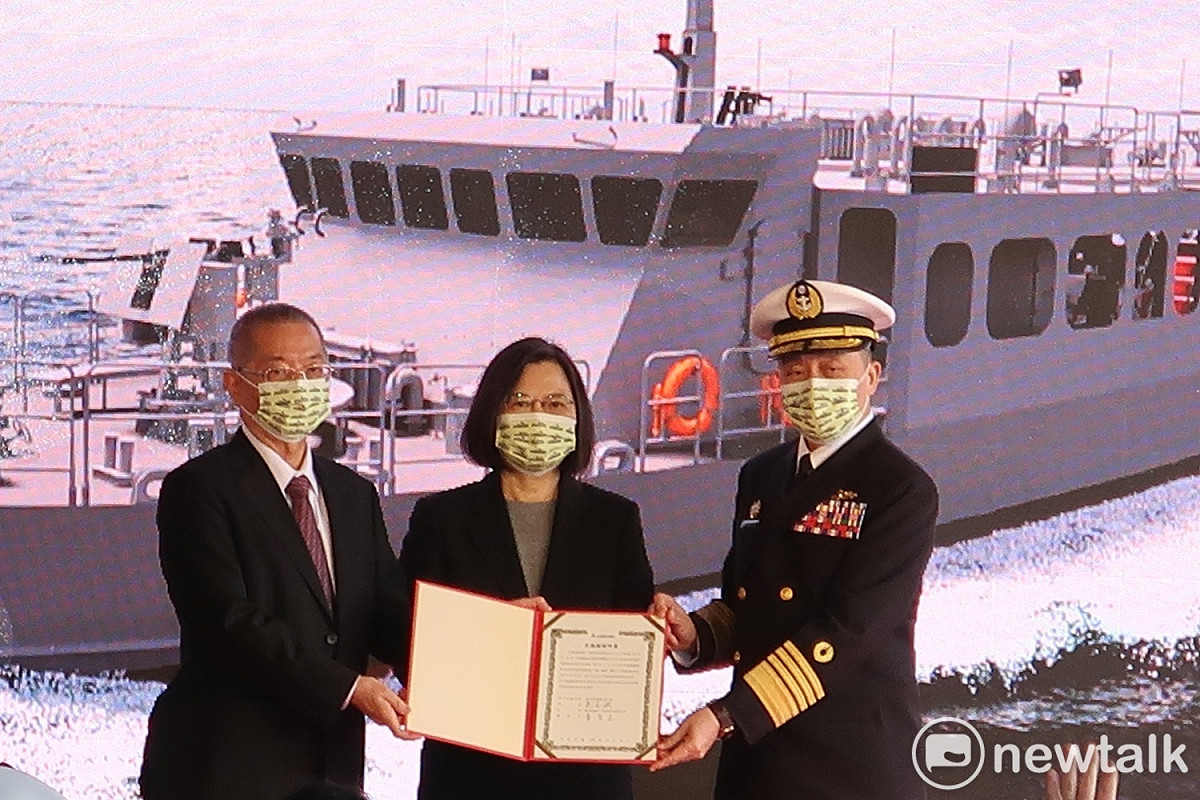 總統蔡英文15日出席在蘇澳港舉行的「高效能艦艇後續艦首艦命名、下水暨快速布雷艇首艇交艇典禮」。圖為下水暨快速布雷艇首艇交艇，分別為董事長黃守真、總統蔡英文 海軍司令劉志斌 圖:林朝億/攝