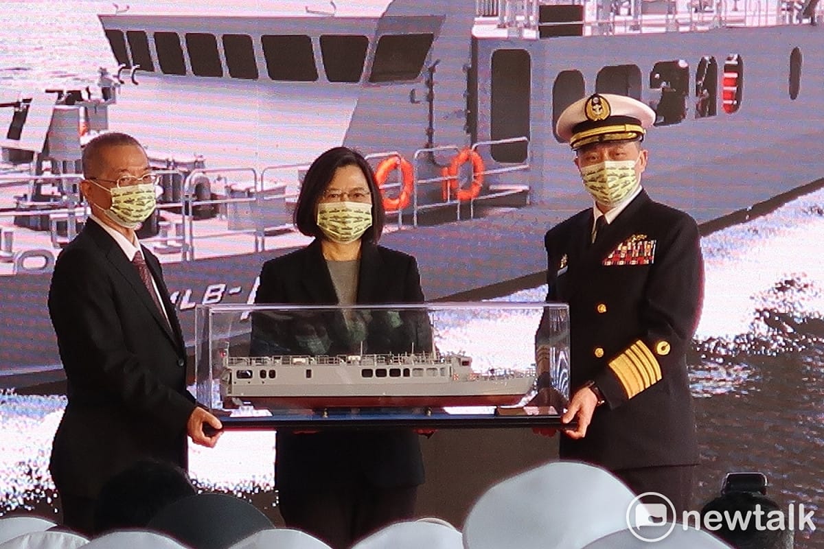 總統蔡英文15日出席在蘇澳港舉行的「高效能艦艇後續艦首艦命名、下水暨快速布雷艇首艇交艇典禮」。圖為下水暨快速布雷艇首艇交艇，分別為董事長黃守真、總統蔡英文 海軍司令劉志斌。 圖:林朝億/攝（資料照）