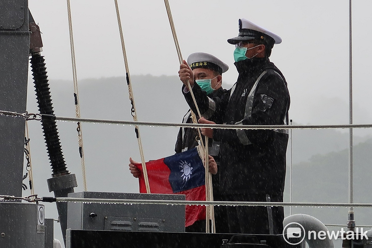 總統蔡英文15日出席在蘇澳港舉行的「高效能艦艇後續艦首艦命名、下水暨快速布雷艇首艇交艇典禮」。圖為下水暨快速布雷艇首艇交艇升旗典禮。 圖:林朝億/攝