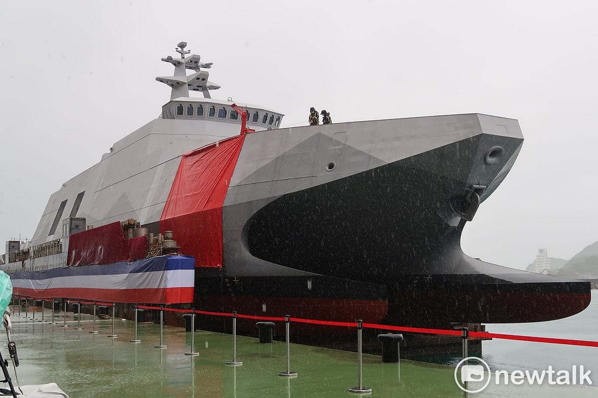 總統蔡英文15日出席在蘇澳港舉行的「高效能艦艇後續艦首艦命名、下水暨快速布雷艇首艇交艇典禮」。圖為塔江軍艦 圖:林朝億/攝
