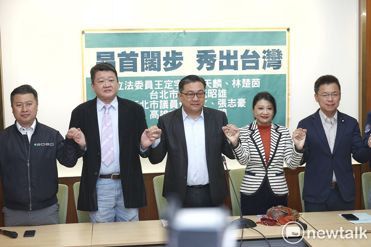 民進黨立委王定宇、林楚茵、趙天麟、新北市議員何博文、張志豪等人今召開「呼籲華航777貨機新塗裝應改版增加台灣識別」。 圖：張良一/攝