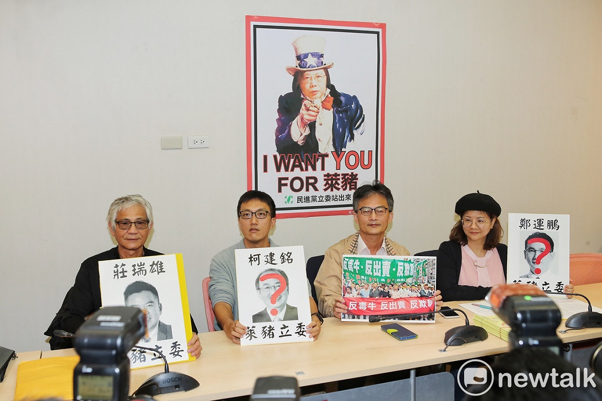 蘇偉碩醫師(右二)出席民間反瘦肉精毒豬聯盟開記者會。 圖：張良一/攝（資料照片）