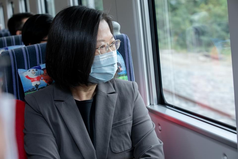 總統蔡英文今天搭乘普悠瑪體驗南迴鐵路電氣化通車。 圖：翻攝蔡英文臉書