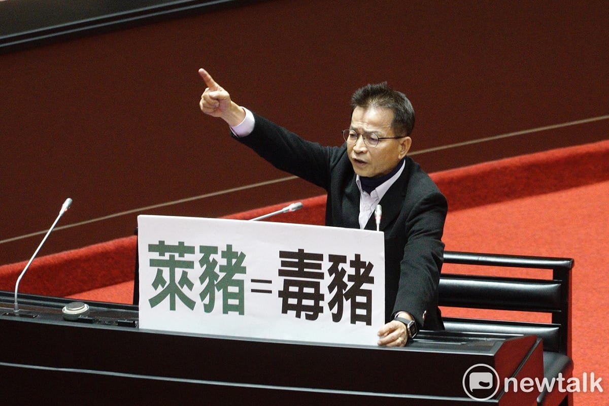 國民黨立委賴士葆表示：「豬肉的標章之亂令人嘆為觀止，政府還好意思再宣導『有政府請安心』的口號嗎？」。 圖：張良一/攝（資料照）