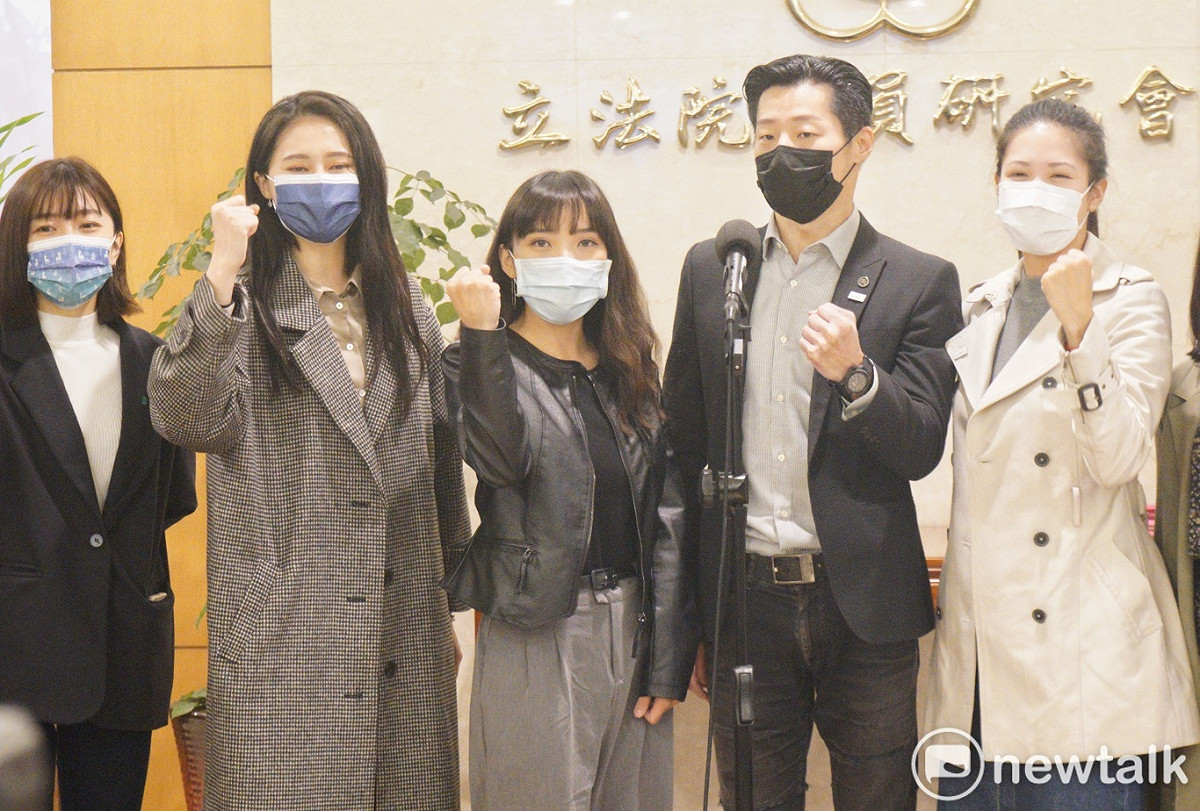 立委林昶佐、賴品妤和多位年輕世代市議員舉行記者會，支持高雄市議員黃捷。 圖：張良一／攝
