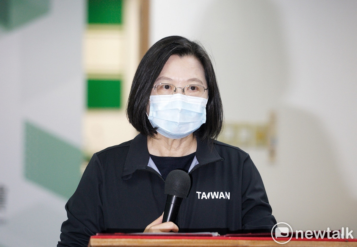 身兼民進黨主席的總統蔡英文在參加民進黨中執會前，針對防疫新措施發表談話。 圖：張良一／攝