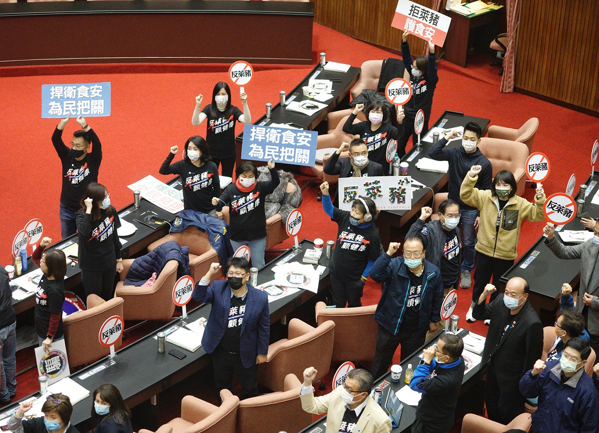 立法院院會今進行萊豬表決大戰，國民黨立委高舉「反萊豬」手舉牌。 圖：張良一/攝