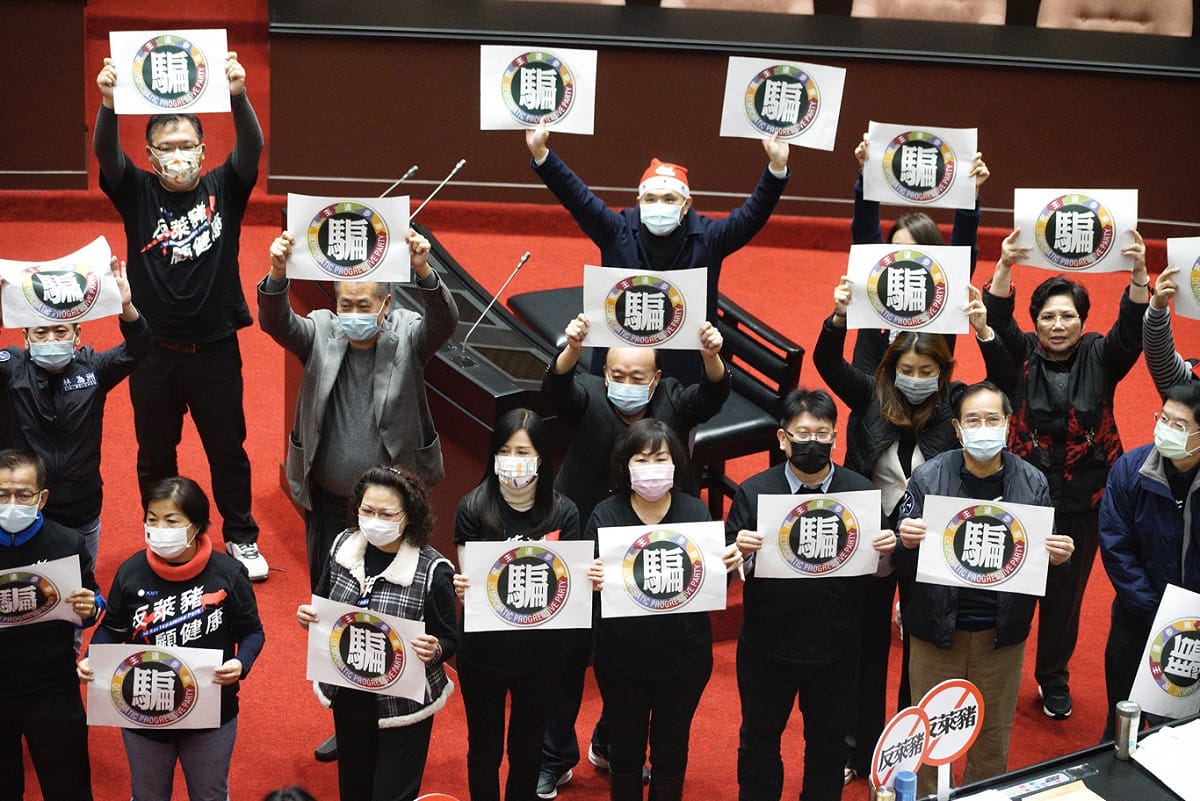 立法院院會今進行萊豬表決大戰，國民黨立委在表決時高舉「騙」手舉牌。 圖：張良一/攝