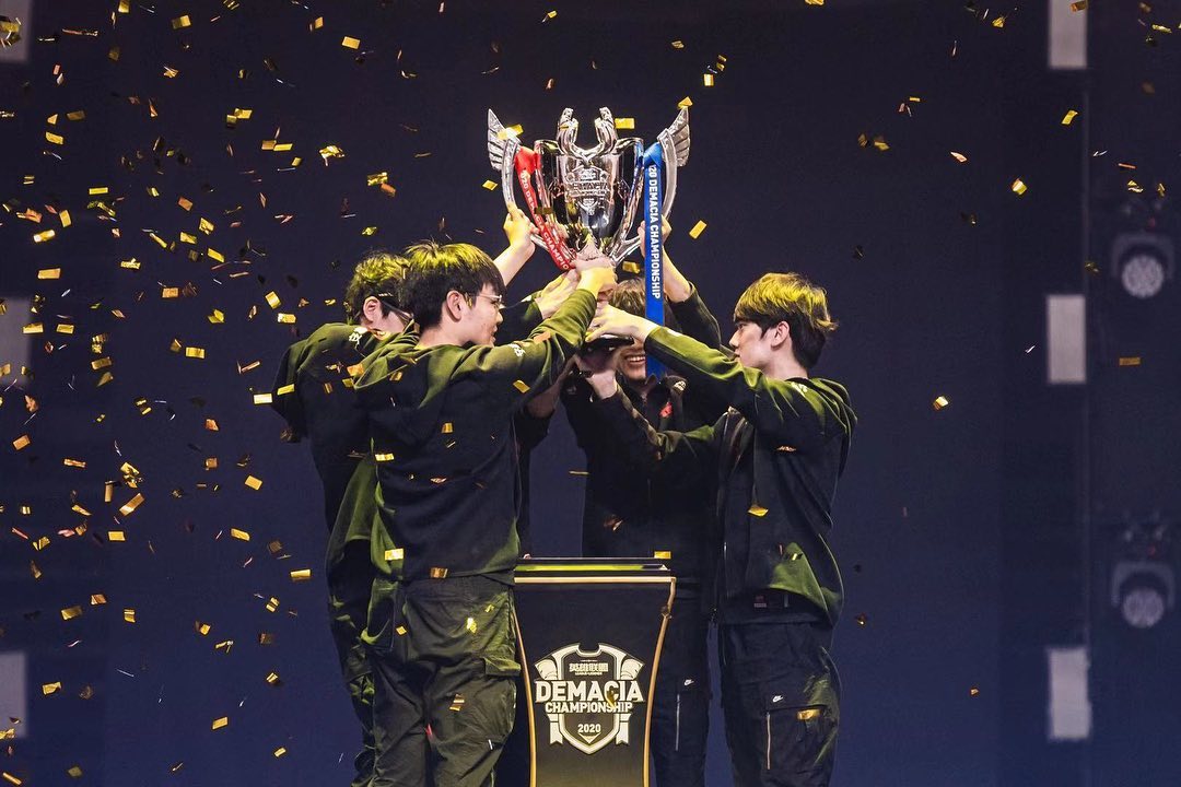 Top Esports戰隊在季後迎來Warhorse戰馬教練後，立刻在第一個盃賽就捧起冠軍獎盃作為最好的見面禮。 圖：翻攝自Karsa IG
