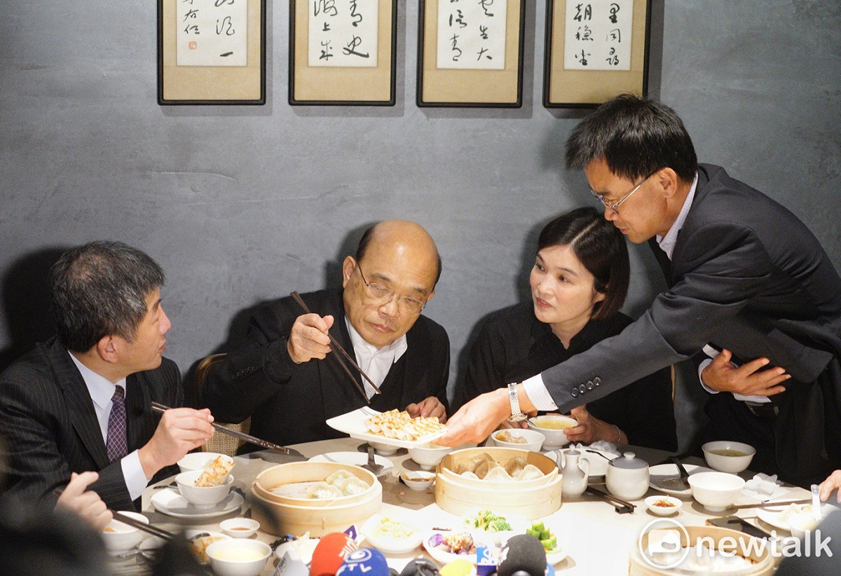 行政院長蘇貞昌、農委會主委陳吉仲、衛福部長陳時中等人到朱記餡餅粥信義店品嚐臺灣豬國民美食。 圖：張良一/攝