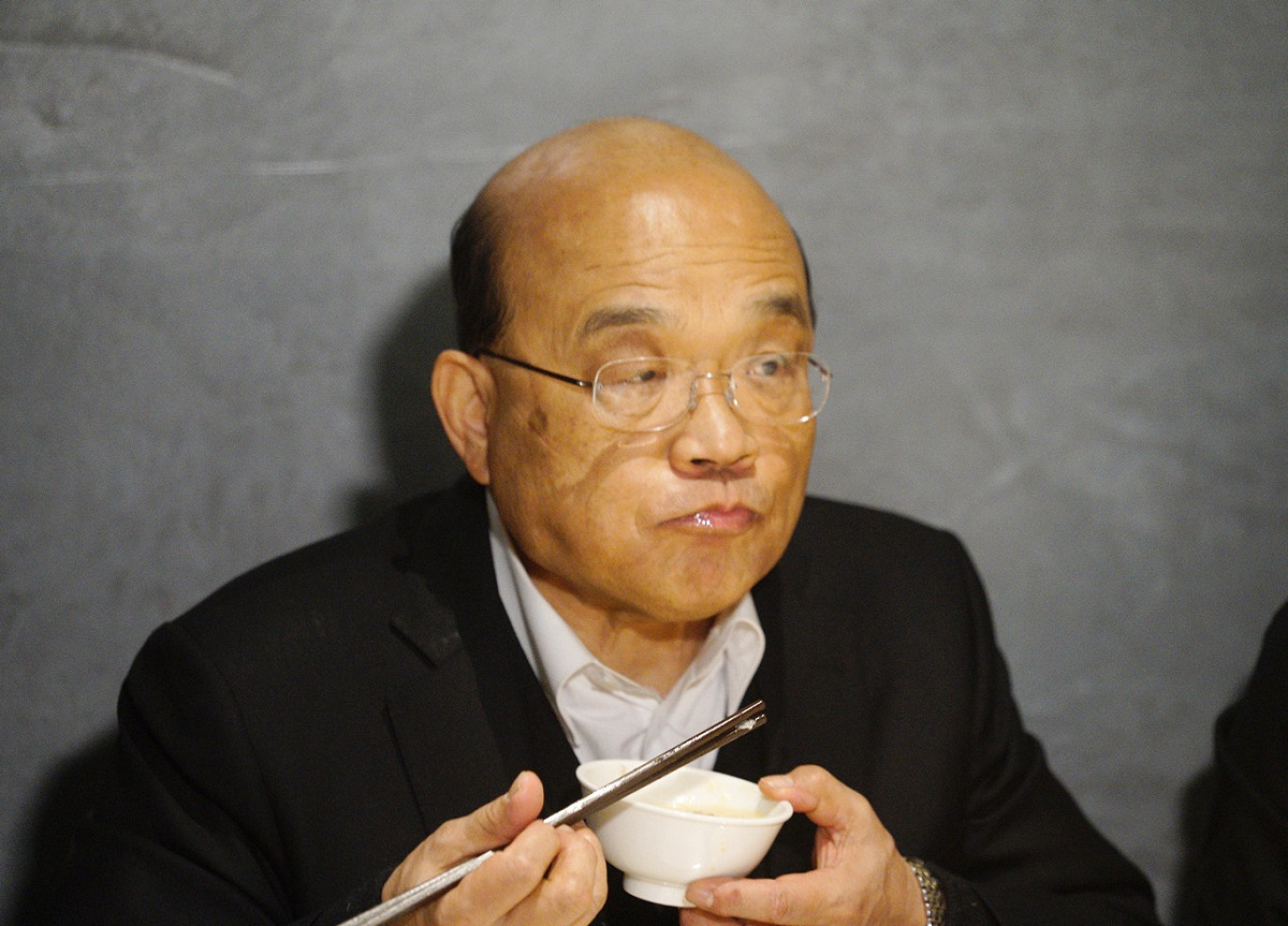 行政院長蘇貞昌、農委會主委陳吉仲、衛福部長陳時中等人到朱記餡餅粥信義店品嚐臺灣豬國民美食。 圖：張良一/攝
