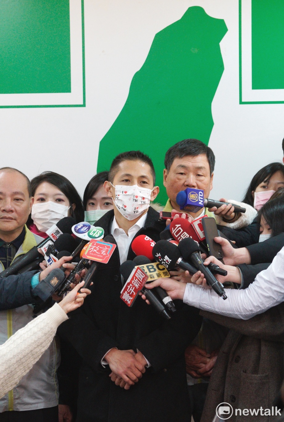 新境界智庫副執行長吳怡農今（7）天上午前往民進黨台北市黨部登記參選台北市黨部主委。 圖：張良一/攝
