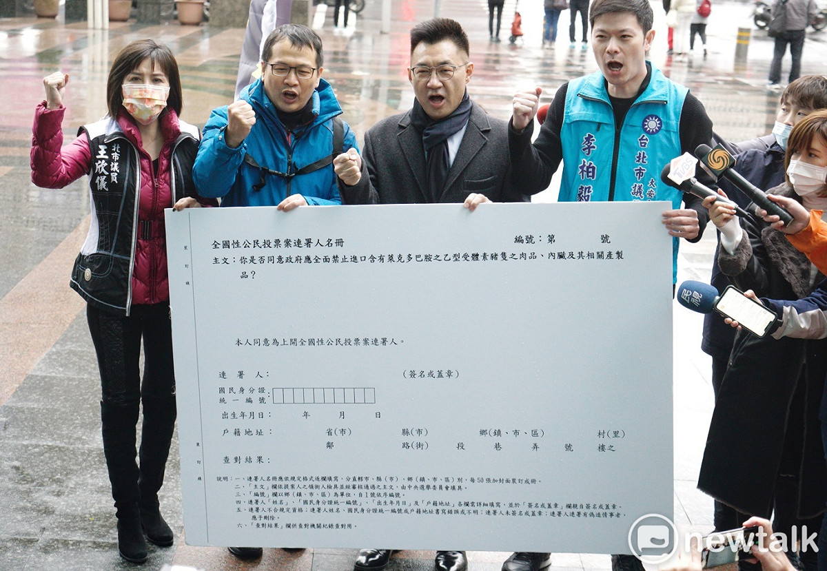 國民黨主席江啟臣在捷運忠孝復興站外舉行「縱橫台北，公投連署」記者會，並關注反萊豬公投連署情況。 圖：張良一/攝