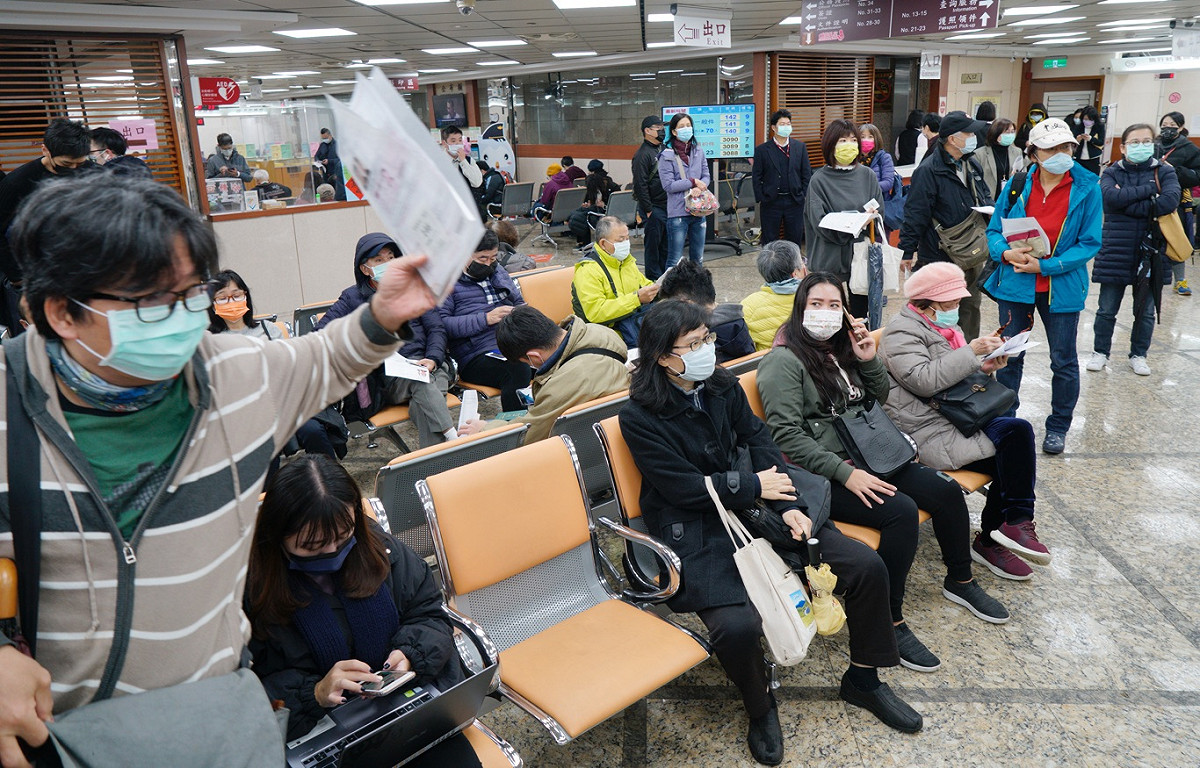 外交部長吳釗燮到外交部領務局視察新版護照申辦情況。 圖：張良一/攝
