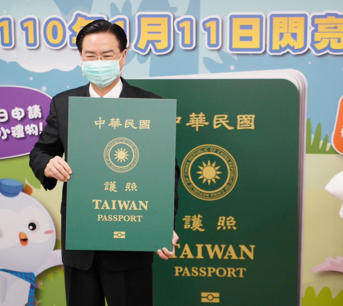 外交部長吳釗燮到外交部領務局視察新版護照申辦情況。 圖：張良一/攝