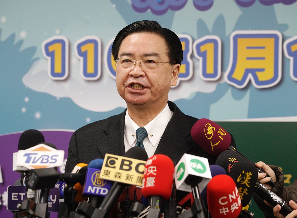 外交部長吳釗燮到外交部領務局視察新版護照申辦情況。 圖：張良一/攝