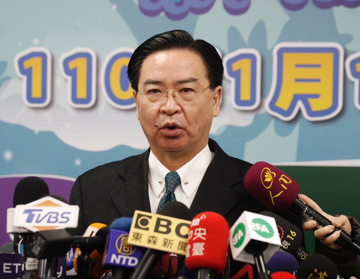 外交部長吳釗燮到外交部領務局視察新版護照申辦情況。 圖：張良一/攝
