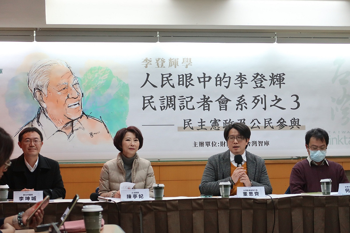 台灣智庫13日發佈最新民調，出席者包括新北市議員李坤城、立委陳亭妃、智庫副執行長董思齊、台大社會系教授何明修（由左至右） 圖：林朝億/攝