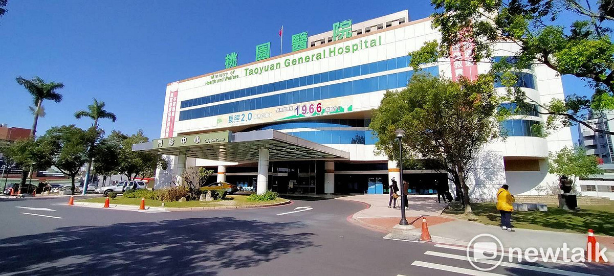 部立桃園醫院昨24日出現2例本土確診，為日前住在低風險的綠區的病患與同住家人。 圖：林昀真／攝