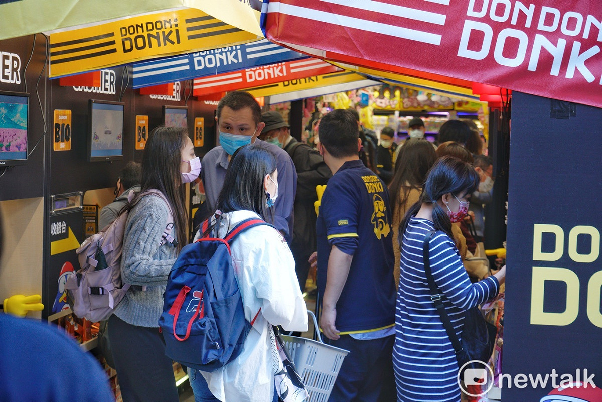 日本知名雜貨食品店唐吉訶德Don Don Donki 開幕人潮擠爆。 圖：張良一 / 攝（資料照）