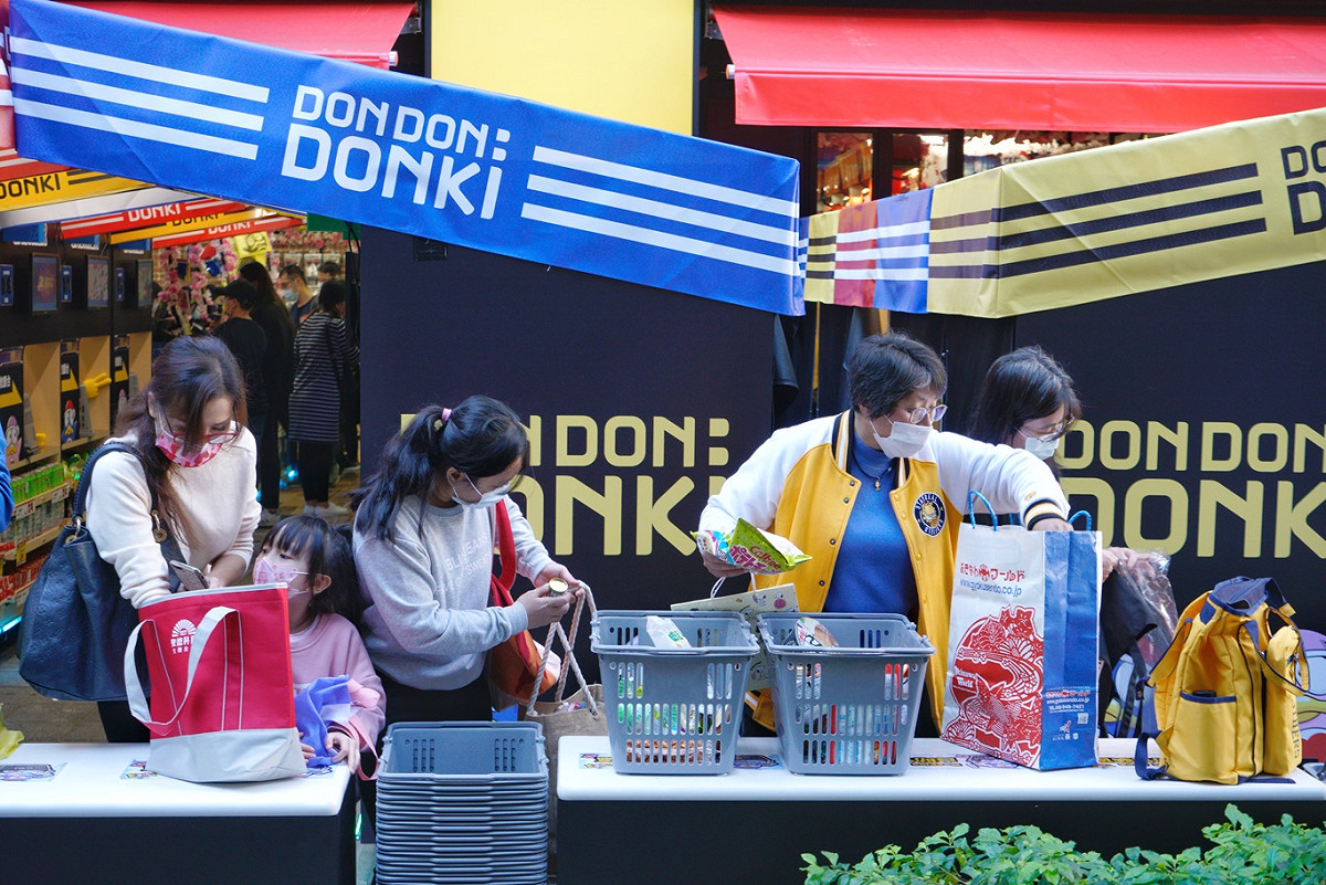 日本知名雜貨食品店唐吉訶德Don Don Donki 開幕當天排隊人潮洶湧，但是，受到武漢肺炎疫情影響，21日上午排隊人潮迅速降溫，不見人龍。 圖：張良一 / 攝