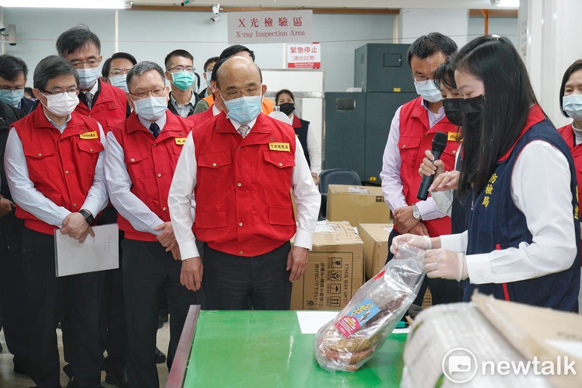 行政院長蘇貞昌在財政部長蘇建榮、農委會主委陳吉仲等人的陪同下，視察春節國際包裹檢疫流程。 圖：張良一/攝