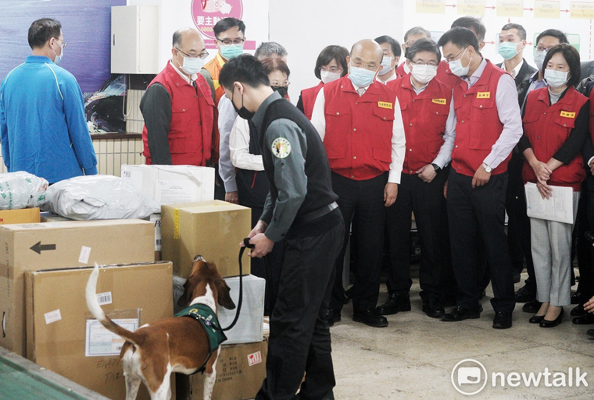 行政院長蘇貞昌在財政部長蘇建榮、農委會主委陳吉仲等人的陪同下，視察春節國際包裹檢疫流程。 圖：張良一/攝