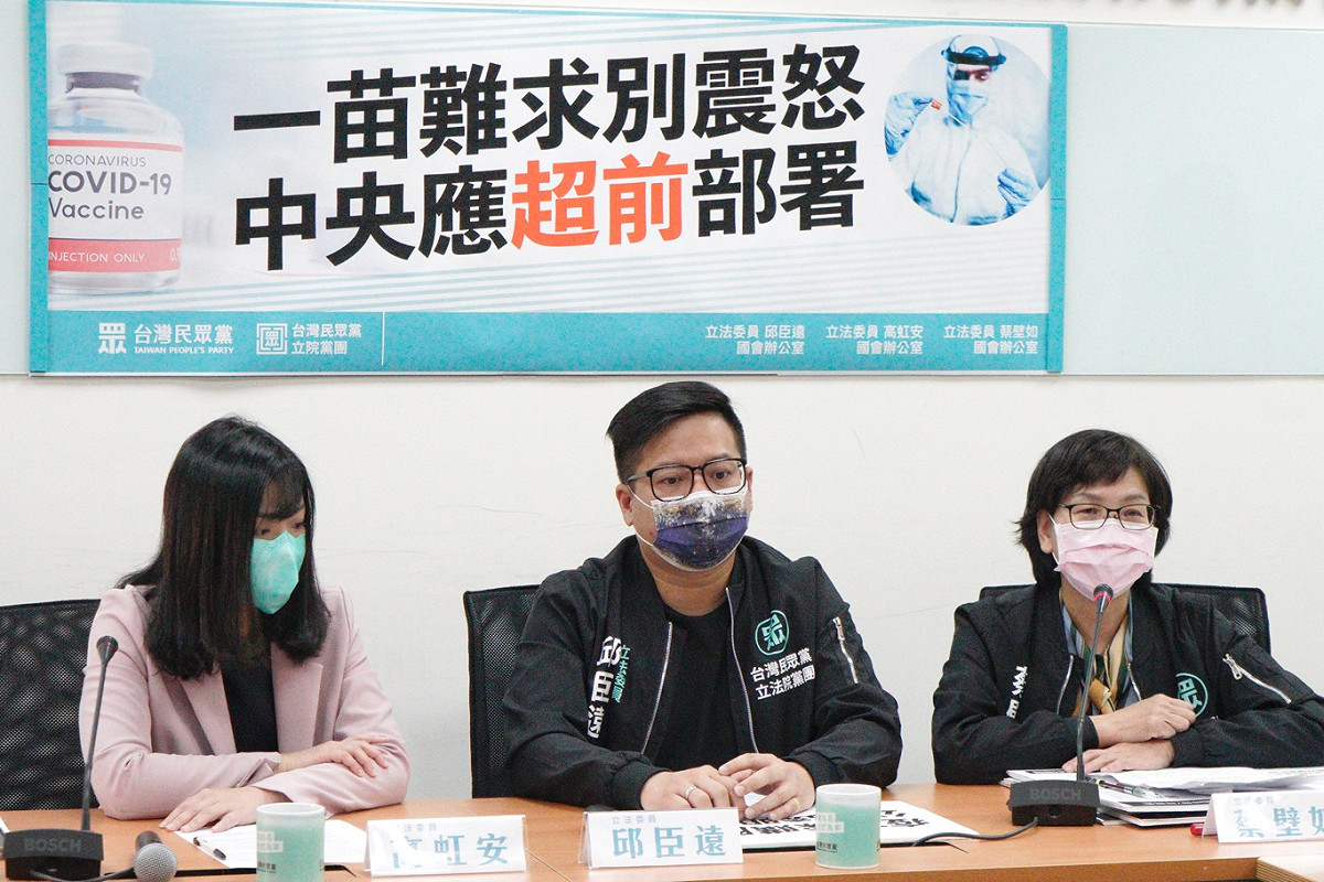 蔡壁如、邱臣遠和高虹安舉行「一苗難求別震怒 中央應超前部署」記者會。 圖：張良一/攝