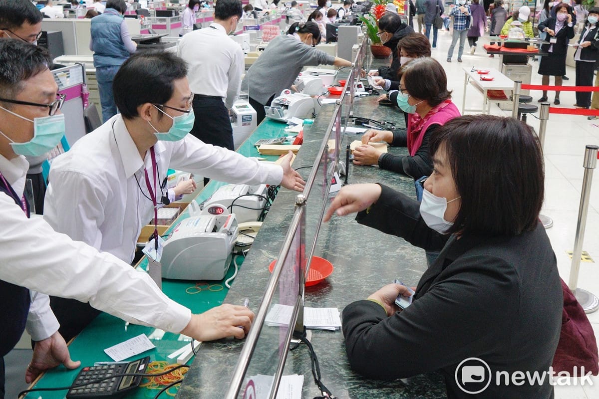 台灣銀行等公股銀行今起開始實施實名制兌換新鈔。內政部表示，有提供民眾免費護鈔服務，有需求的民眾可向各地警察機關或請金融機構協助申請。 圖：張良一/攝