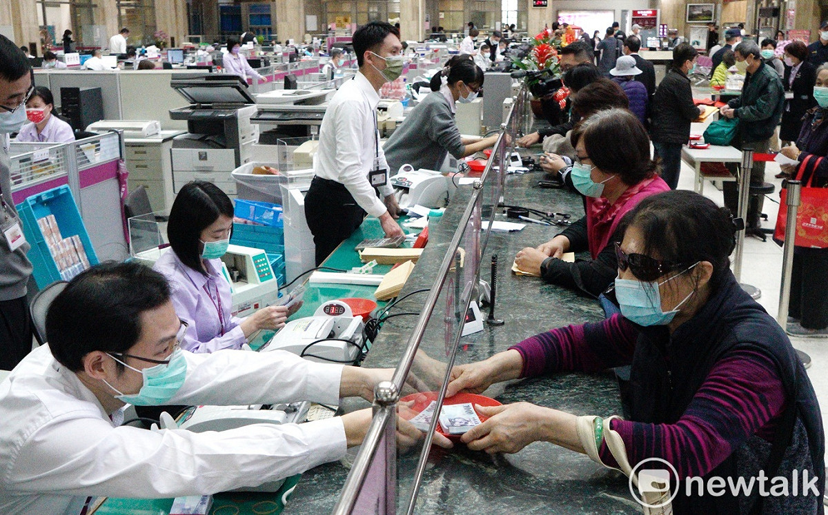 台灣銀行等公股銀行今起開始實施實名制兌換新鈔。 圖：張良一/攝