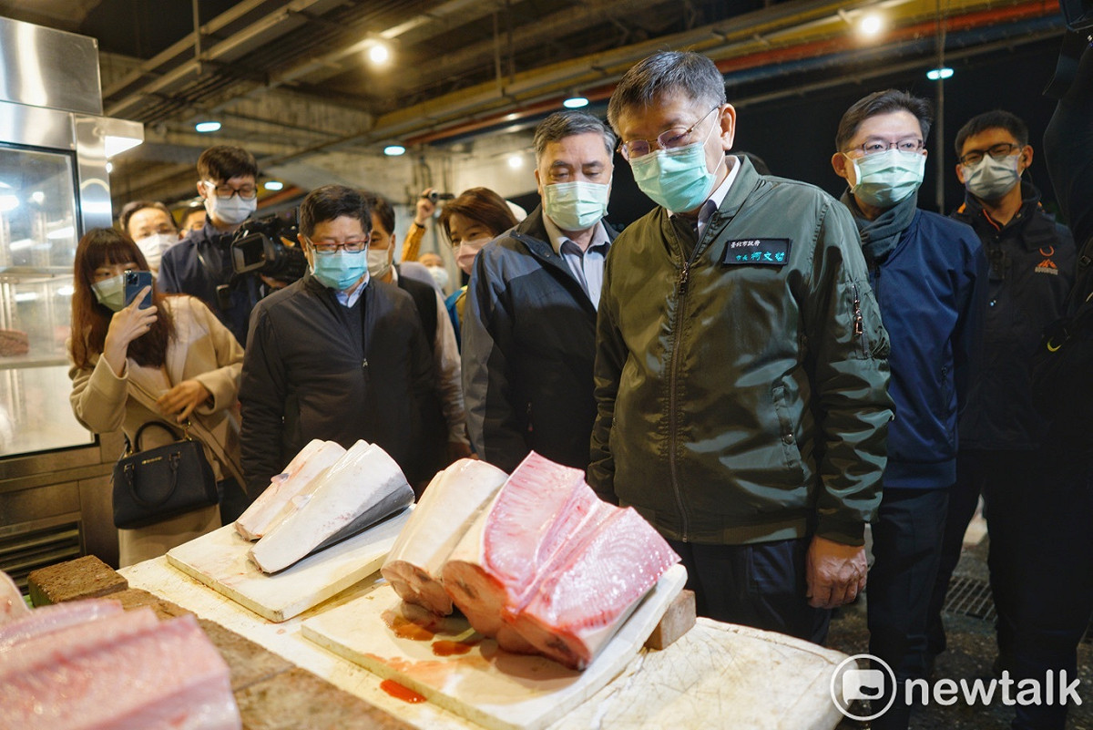 台北市長柯文哲（前）在幕僚陪同下，今天清晨到台北魚市和北農第一果菜拍賣批發市場視察。 圖：張良一 / 攝