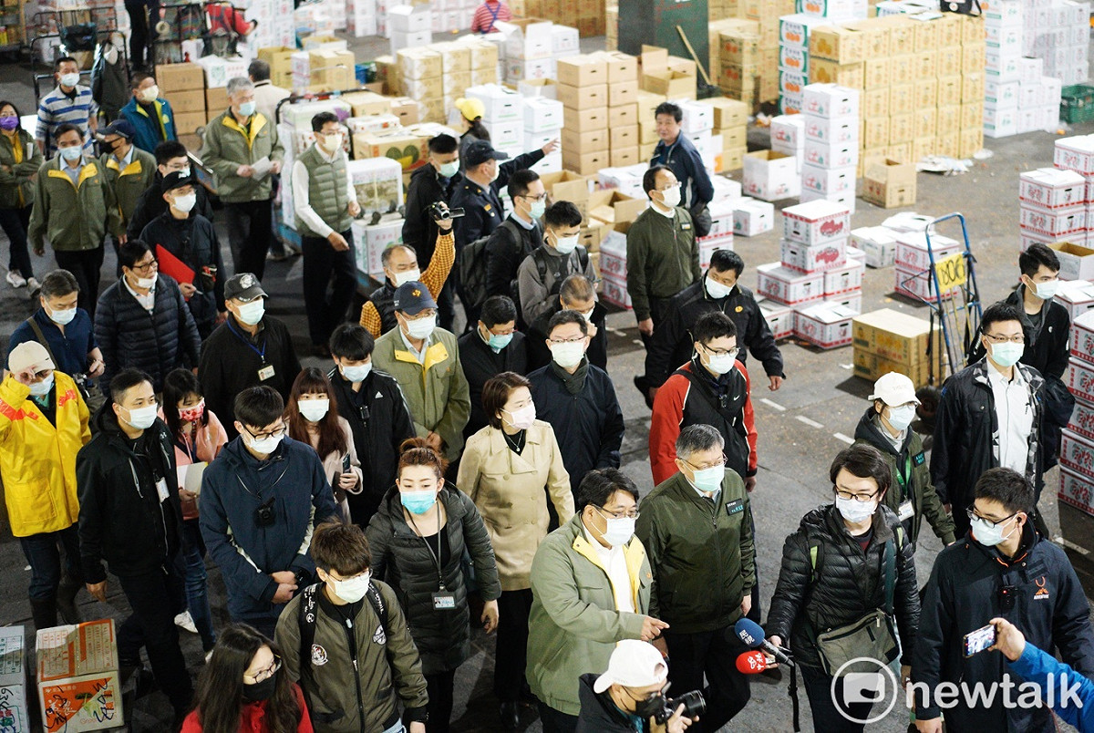 台北市長柯文哲（前排右三）今天清晨，浩浩蕩蕩到台北魚市和北農第一果菜拍賣批發市場視察。 圖：張良一 / 攝