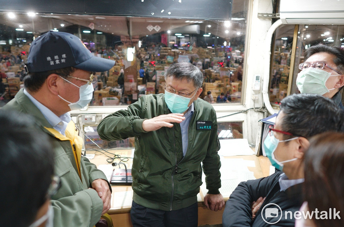 台北市長柯文哲（中）今天清晨起大早，到台北魚市和北農第一果菜拍賣批發市場視察春節供貨情況。 圖：張良一 / 攝