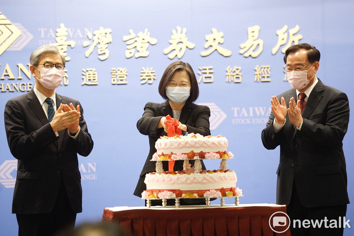 總統蔡英文在金管會主委黃天牧、證交所董事長許璋瑤陪同下，出席證交所60週年慶。 圖：張良一/攝