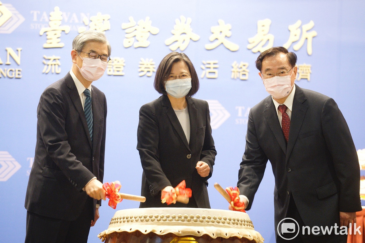 總統蔡英文在金管會主委黃天牧、證交所董事長許璋瑤陪同下，出席證交所60週年慶。 圖：張良一/攝