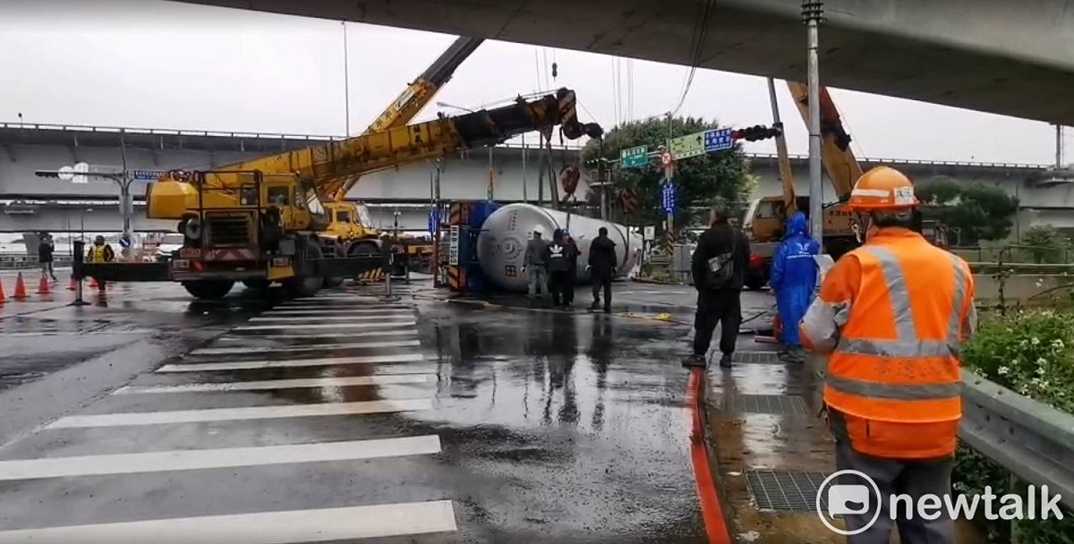 一輛載滿丙烯氣體的槽車疑似煞車失靈過彎失控，今凌晨於中山高林口二南下匝道口翻覆。 圖：林昀真/攝