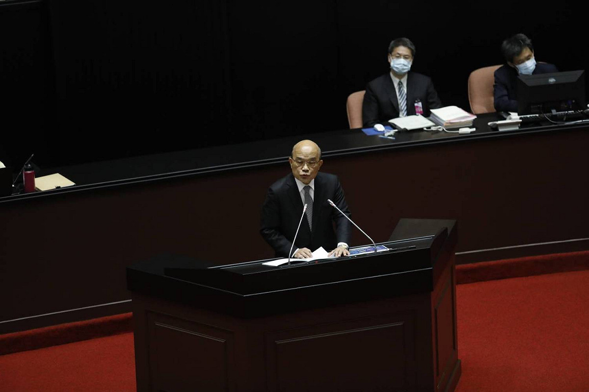 行政院長蘇貞昌今就有關COVID-19肺炎篩檢、疫苗整備及百億養豬產業基金相關事項專案報告，及備詢。 圖：張良一/攝